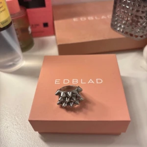 Silvrig ring från Edblad - snygg silver ring från edblad peak. 