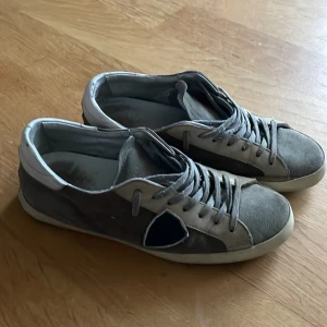 Phillipe model skor - Tja! Säljer dessa sjukt feta phillipe model skor. De är lite slitna i hälen men inget som hindrar. Pris ej hugget i sten, pris kan diskuteras