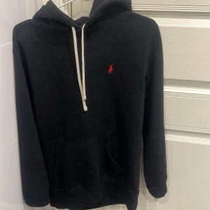 Ralph lauren hoodie - Hej säljer den eftertraktade Ralph lauren hoodien i storleken xs pris 899 skriv vid frågor 