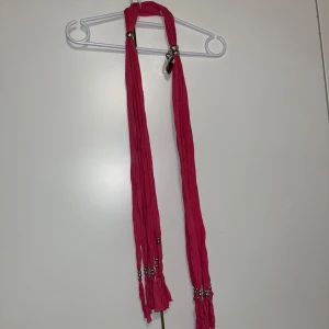 Huivi - Ihana pinkki koristeellinen huivi. Korkeus n 22cm, leveys n 127cm. Kissatalous MMM, lisätietoja saa kysymällä. Mikäli hinta ei miellytä tarjoa rohkeasti Katsothan myös muut ilmoitukseni!!