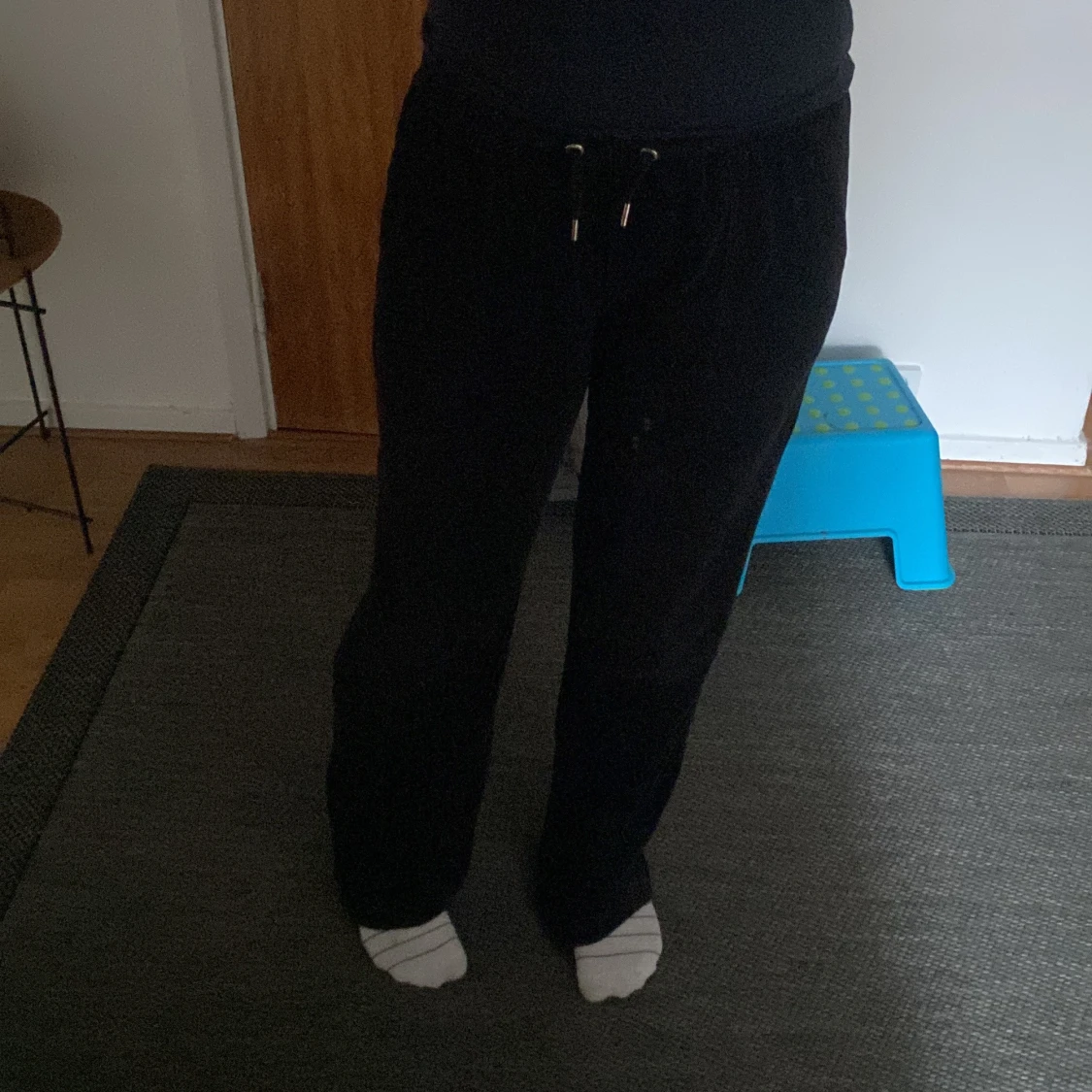 Svarta mjukisbyxor med snörning - 2