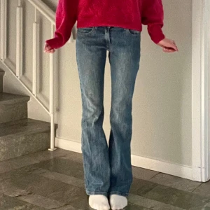 Lågmidjade Blå jeans med bootcut - Snygga blå jeans med bootcut-stil. Tyget är lite linjerat vilket gör dem unika. Perfekta till våren. ☀️💘