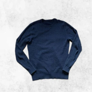 Marinblå kabelstickad tröja från John Henric - Säljer en stilren marinblå kabelstickad tröja från John Henric. Den är i väldigt bra skick utan några synliga defekter. Vid några frågor eller fler bilder är det bara att höra av sig.