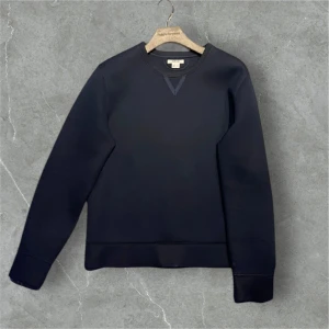 Mörkblå sweatshirt från Helmut lang  - Snygg och stilren mörkblå sweatshirt från Helmut lang. Längd: 64, bredd: 54. Finns på folkungagatan 142! Storlek L men passar small/medium