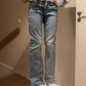 Blå bootcut jeans från Gina Tricot - Snygga blå bootcut jeans från Gina Tricot Young med en femficksdesign. Jeansen har en knapp- och dragkedjestängning framtill. OBS! Stretchen har släppt där fram på byxan (se bild) därav det låga priset! Har dock inga fläckar💕