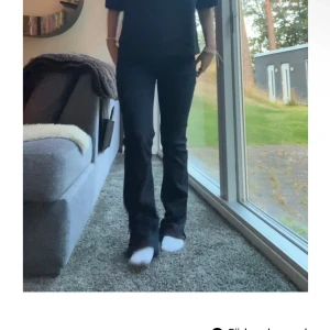 Ltb jeans - Snygga svarta/mörkblå Ltb jeans och lågmidjade, storlek 25/30 och lite slitna nere (skriv för bild) väldigt fint skick annars! Slutsålda🥰