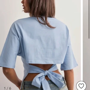 Ljusblå topp med knytning från Nelly - Säljer en ljusblå topp från Nelly, använd en gång 💞🥰