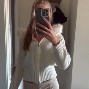 Vanlig Stickad jacka med fluffhuve - Återpublicerar min zipup med fluff. Supermysig.