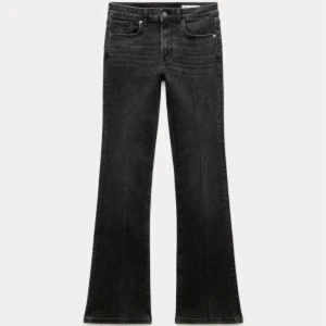 Svarta jeans från Zara - Snygga svarta jeans med en klassisk design. De har en bootcut/ flare passform. De är köpt på Zara i storlek 36. Perfekta för en stilren look. Använd fåtal gånger.
