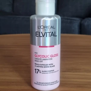 L'Oréal Glycolic Gloss Treatment - L'Oréal Glycolic Gloss Treatment – en professionell behandling som ger glans och återfuktar håret. Testad 2 gånger, i mycket bra skick. Perfekt för dig som vill ge ditt hår extra lyster och fräschör! Nypris 139kr.  