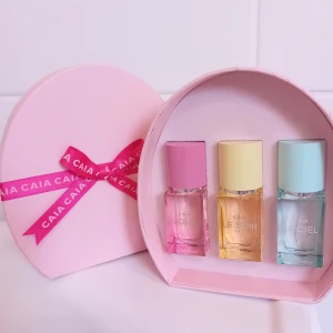 Parfymset från CAIA - Limited edition påskägg från CAIA med tre olika dofter. Setet innehåller Jolie, Le Soir och Le Ciel. 15 ml i varje flaska. Jolie är testaprutad en gång, de andra 2 aldrig öppnade. 
