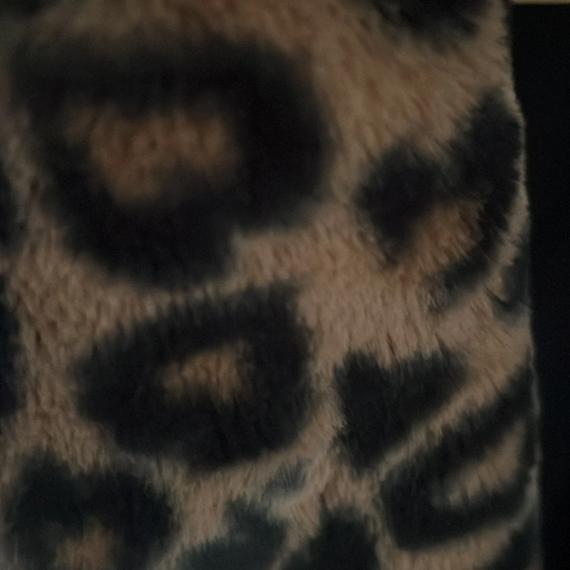 Leopardmönstrad pälsjacka från Gina Tricot - 1