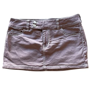 Brun jeanskjol - Snygg brun jeanskjol med vita sömmar perfekt för sommarn!💕                                                   Midja mätt platt: 41cm                                         Längd: 28,5cm                                                       Priset går alltid att diskuteras. Skriv om frågor finns!💕