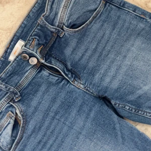 Low waist jeans - Säljer dessa supersnygga jeans då de inte används längre, de passar mig bra i längden då jag sprättat upp dem, jag är 172cm lång💕💕köpte för runt 300-400kr💕💕köpta på Gina Young, passar mig som har XS/S i jeans💕💕