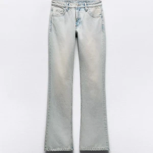 Ljusblå bootcut jeans - Snygga ljusblå bootcut jeans med klassisk femficksdesign. Jeansen har en lätt tvättad look och normal passform. Perfekta för våren och sommarn! Lite slitna ner till då byxorna är för långa för mig, men knappt märkvärdigt❣️