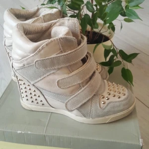 River Island Isabel marant liknande - Jättefina Isabel marant inspirerade skor! färgen har börjat peela lite men inget man märker av när dom är på (kan skicka bilder om man vill ha) 💞💞