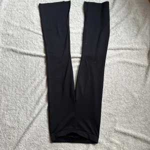 Svarta byxor från 5.10 - Snygga svarta byxor från 5.10 i storlek XS. Byxorna har en stilren design och är perfekta för en minimalistisk look. De är tillverkade i ett mjukt och bekvämt material som ger en skön passform.