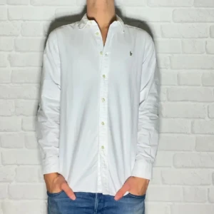 Ralph Lauren Skjorta - Riktigt snygg vit ralph lauren skjorta i väldigt fint skick, storlek 18 som motsvarar S. Pris 550! Modell: 183 cm lång