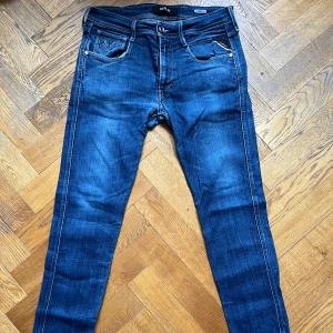 Replay anbass - Stilrena anbass (slim fit) i en skön mörkblå färg🔵| Waist: 33📏 | Length: 32 📏| Fraktar så snabbt som möjligt inom 1-2 dagar via PostNord eller Instabox 📬📮|