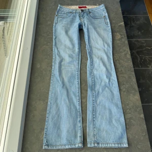 Lågmidjade jeans  - Så snygga jeans som tyvärr inte passar mig och har därför ingen bild på! Midjemått tvärsöver: 37,5cm Midjehöjd: 19cm Inerbens längd: 79cm 💕