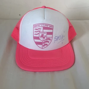 Papi Santana Merch – Vit/Rosa Keps (Signerad) - Säljer en exklusiv vit och rosa keps från Papi Santana’s merch. Kepsen är signerad av Papi Santana själv, den är no size och är aldrig använd. Pris kan diskuteras