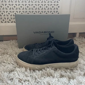 Mörkblå sneakers från Vagabond - Snygga svarta sneakers från Vagabond med en stilren design. Skorna har en vit sula och är perfekta för en avslappnad stil. De har snörning för en justerbar passform.