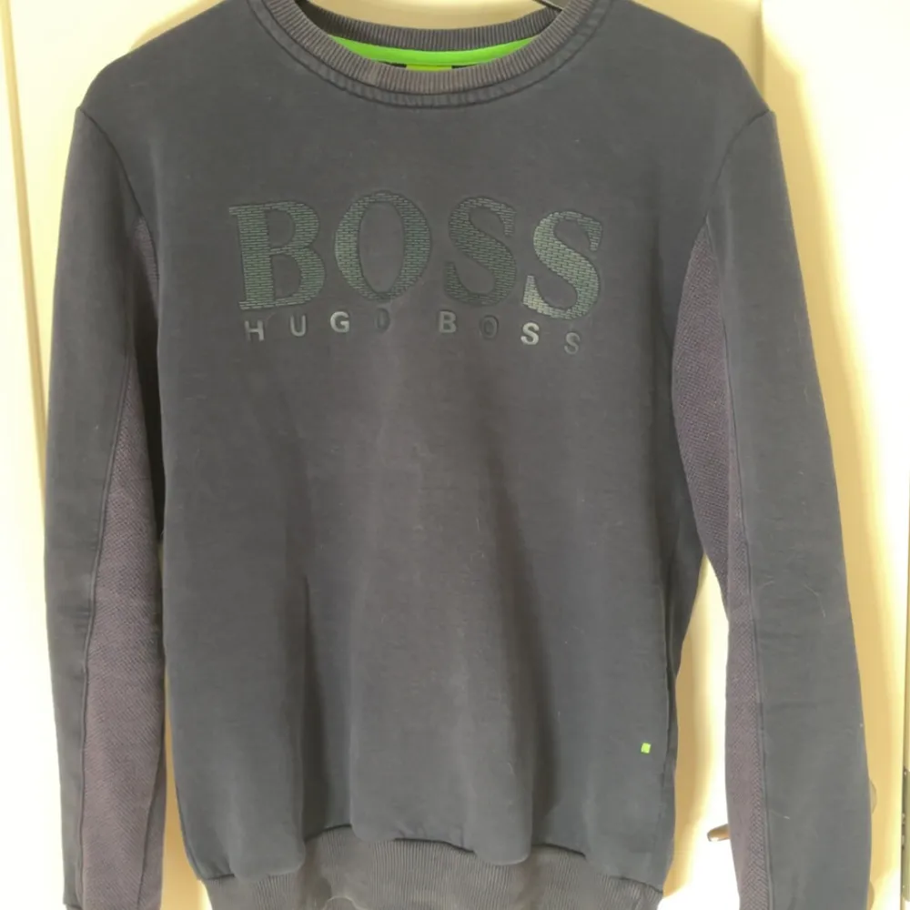 Mörkblå tröja från Hugo boss. Gammal modell, sparsamt använd.. Neuletakit & Villapaidat.