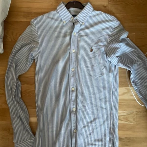 Ralph Lauren skjorta - Säljer denna riktigt fina Ralph lauren skjortan i storlek S slim fit 