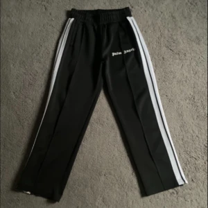 Palm angels byxor  - Ett par fetta Palm angels byxor dom är lite sönder vid fickan men det syns inte och påverkar inte dom är Storlek L och är bra för sommaren 