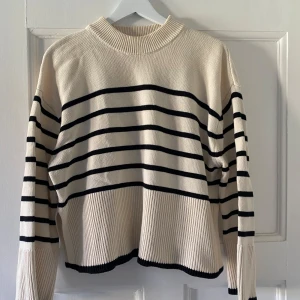 Randig stickad tröja Ginatricot  - Säljer denna stickade tröjan från Ginatricot, den är slutsåld på hemsidan och ser ut som ny!