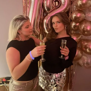 Glittrig paljettkjol från Shein - Säljer en glittrig paljettkjol från Shein i storlek XL men passar dig som är M-XL skulle jag säga. Längd 38 cm, stretchig i midjan. Säljer då den inte kommer till användning längre. 