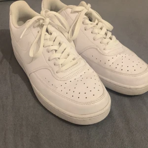 Vita Nike - Storlek 42,5 kan även diskuteras om annat pris 