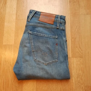 Blåa Replay anbass - Snygga blå jeans från Replaymed klassisk femficksdesign och dragkedjegylf. Jeansen har en slimfit passforml. De har en lätt tvättad look och är som nya⚜️. Jeansen är storlek w29 och 34 i längd. Tveka inte att komma privat för vidare frågor📬 Snabb och smidig frakt inom 24 timmar⚡️🙌