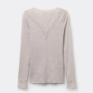 V-ringad intimissmi tröja - Säljer en super snygg långärmad topp med v-ringning och fina spetsdetaljer vid halsen och armarna. Säljer då den inte kommer till användning och inte heller har använts, dock är prislappen av.