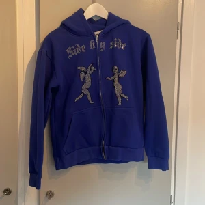 Rhine Stone huddie  - En snygg rhine stone huddie i storlek xxs säljer för den börjar bli för liten skick 10/10. Skriv vid frågor!