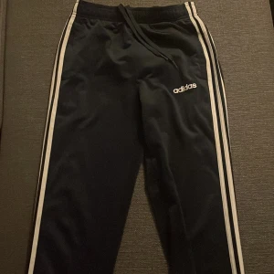 Adidas tracksuit - Mörkblå.                                                                     Kan säljas seperat.
