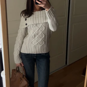 Vit stickad tröja med knappar - Säljer en mysig vit stickad tröja med ett snyggt flätmönster💗✨🌟