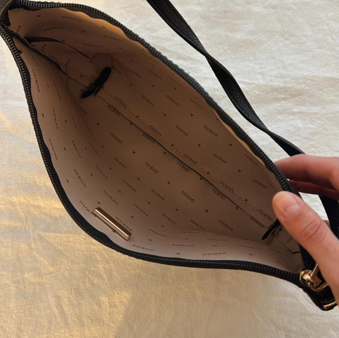 Svart axelväska från Guess - 1