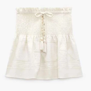 Cream/vit Zara kjol - Cream/vit kjol från Zara, bara använd ett fåtal gånger, är som ny.