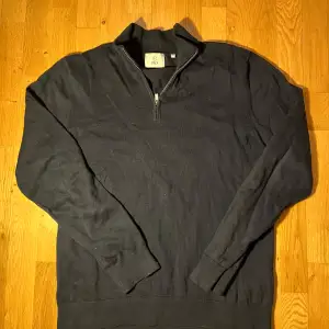 Soft all-around tröja från Bläck. Mörk marinblå färg. Strl M. Hör av dig om du har frågor!