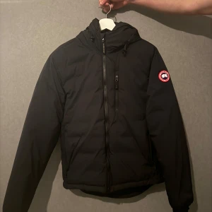 Svart dunjacka från Canada Goose - Svart canada goose jacka i strl M. Inga skavanker eller konstigheter på jackan (självklart äkta). Normal i storlek och sparsamt använd.