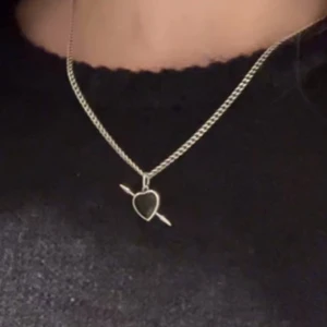 Maria Nilsdotter halsband  - Intressekoll! På mitt super snygga Maria Nilsdotter hansband som är i silver med längden 40❤️❤️