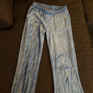 Juicy Couture set - Säljer mitt blåa juicy set som är blått, de är mer i den där ”handduksmatrialet”. Minns inte vad de är för modell då de är de andra typen som är mer lågmidjat, de sitter hur fint som hellst! Färgen är svårt att få fram på bild då den e mycke finare i verkligheten. Storlek xs i tröjan och xxs i byxorna men passar helt perfekt om man är S i vanliga fall! 