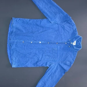 ACNE studio skjorta - Perfekt skjorta till sommaren. Storleken är 48 vilket är S-M. Kan mötas Stockholm 