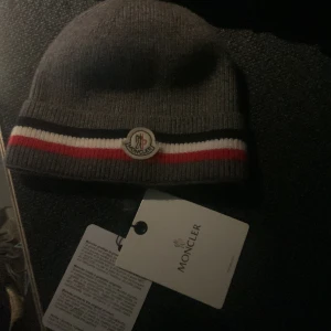 Moncler mössa - Hej säljer min helt nya moncler mössa. Hör av er för mera bilder. Pris kan diskuteras.
