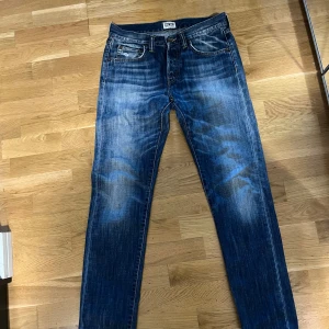 Blå jeans från Edwin - Ett par snygga blå jeans från Edwin . Perfekta för en avslappnad stil. Midjan är normal och passformen är straight. Lagning finns vid skrevet (se bild 4) W30 L32