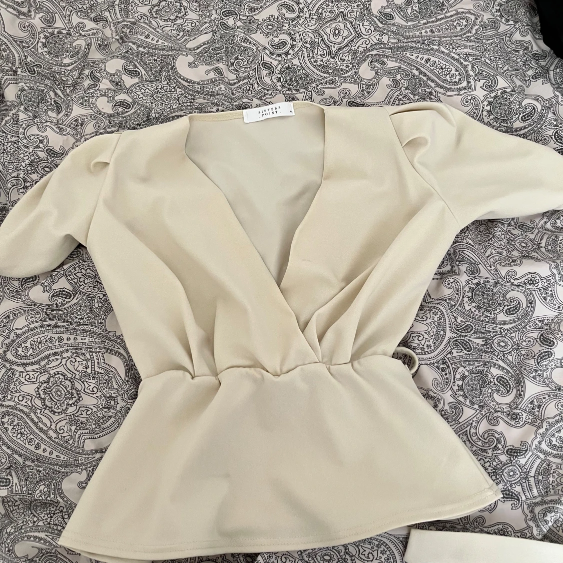 Beige omlottblus med knytband - 2