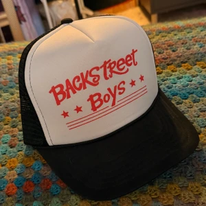 Vintage y2k backstreet boys trucker - Skitfet vintage trucker i otroligt skick. Maximera y2k-swagen inför sommaren och skydda ögonen ifrån solen med stil. 