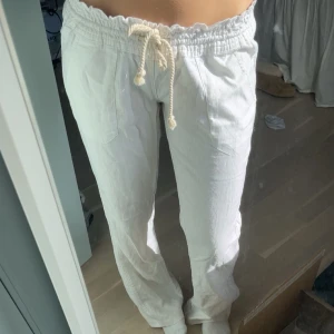 Linnebyxor från Roxy - Säljer dessa helt nya linne byxor från Roxy, helt oanvända och lappen sitter kvar, är i storlek M men passar mig som har strl S och är 170, skriv för fler bilder , 💕💕