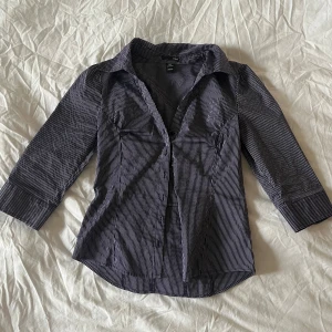 Randig skjorta - Figursydd lila randig skjorta, storlek 38